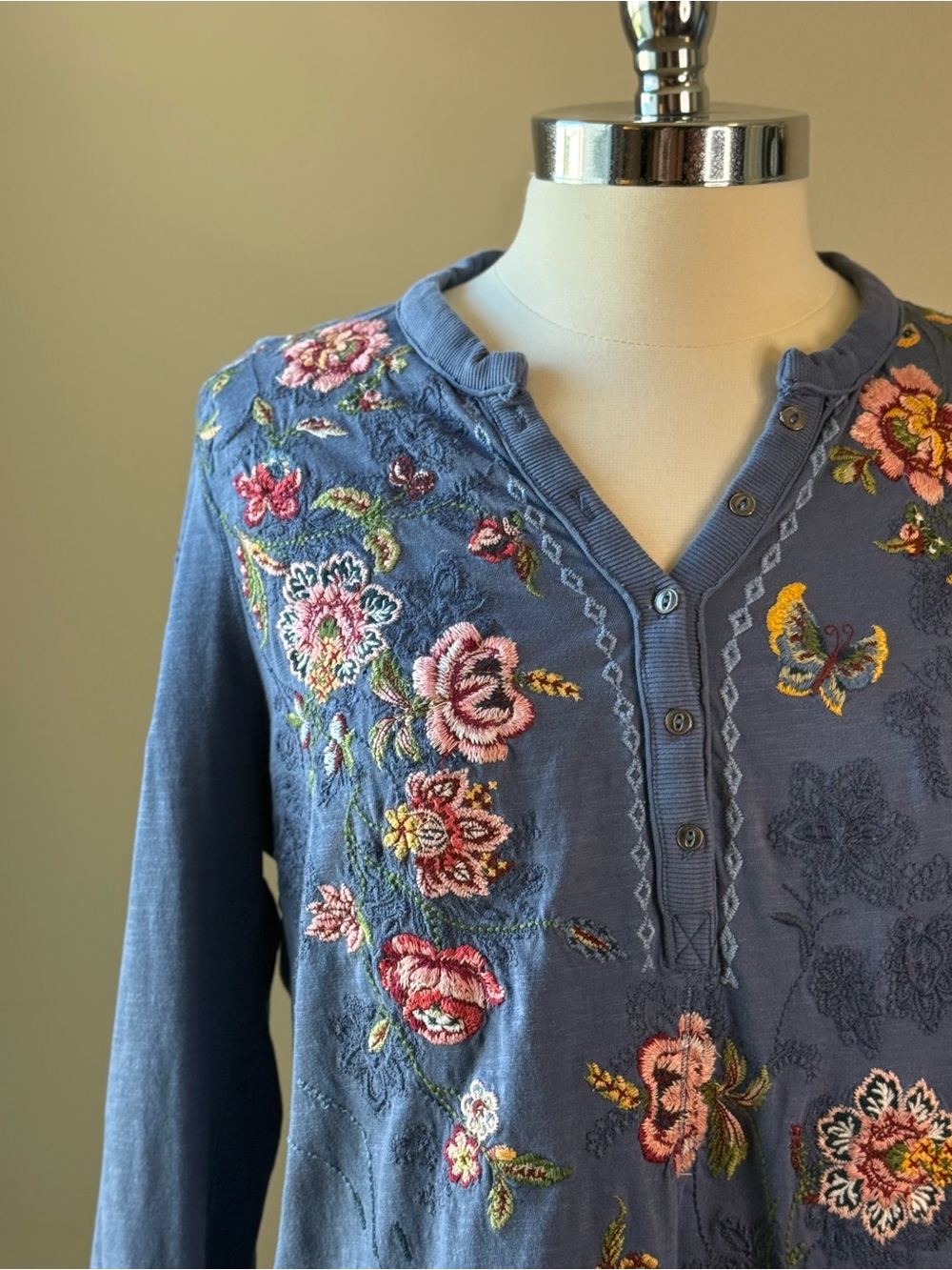 Sundance Blue Floral Embroidered Long Sleeve Henley Size Large - Picture 2 of 10